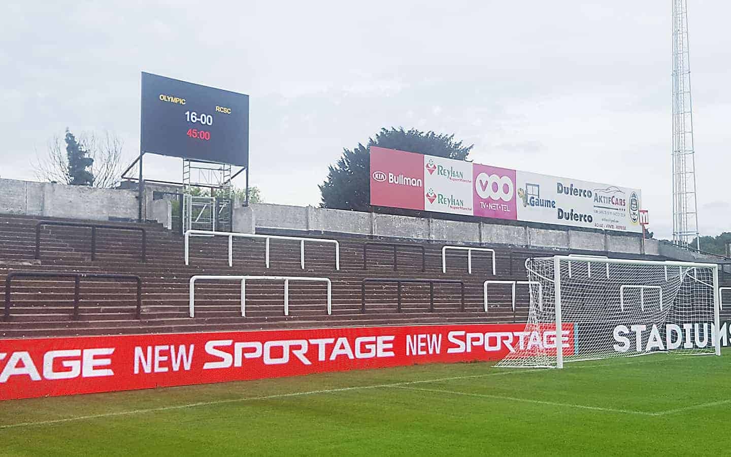 A football stadium in Belgium: perimeter LED and the scoreboard, by HTV LED